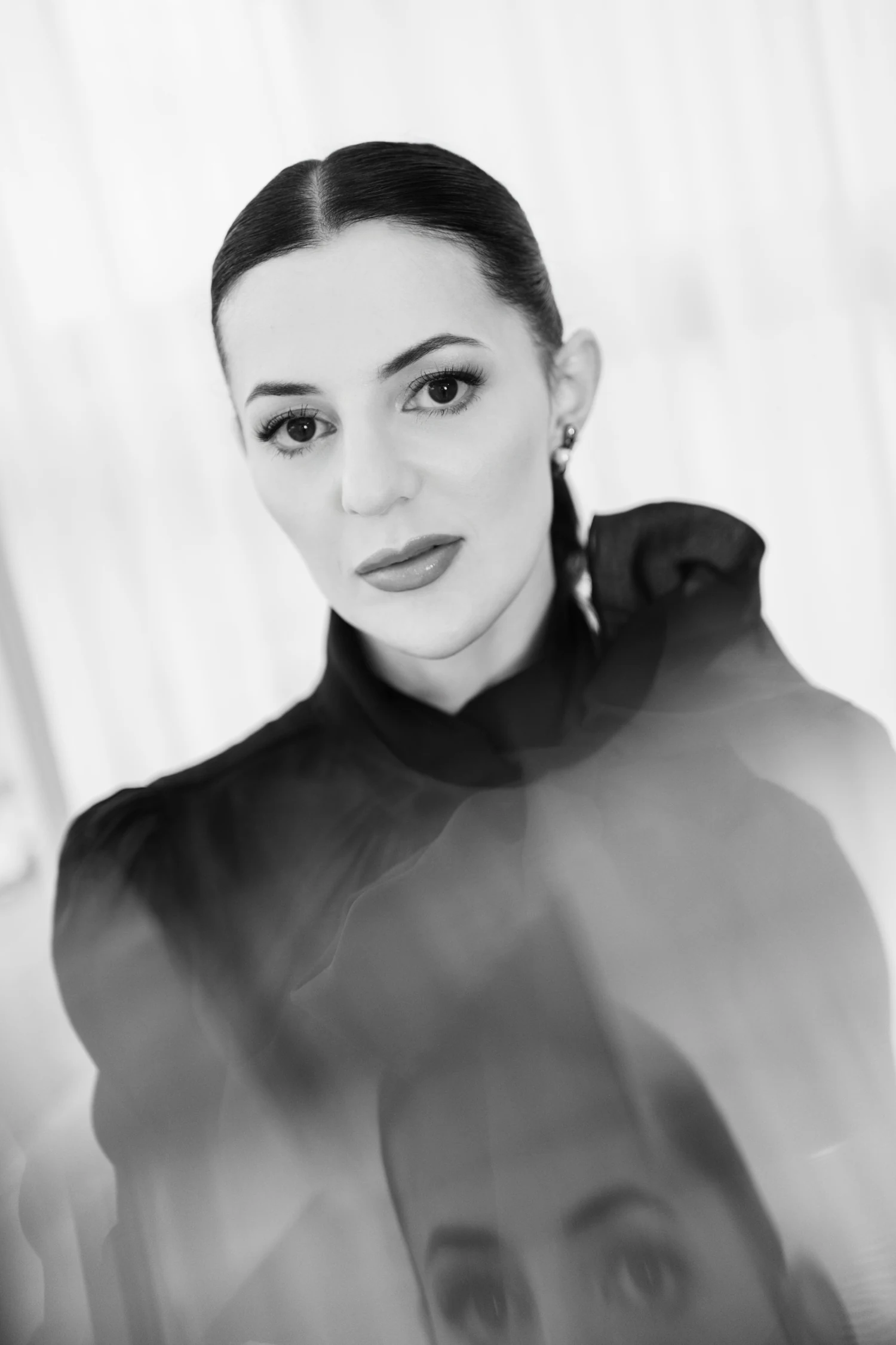 Dra. Lhuana Delmondes em retrato profissional original em preto e branco