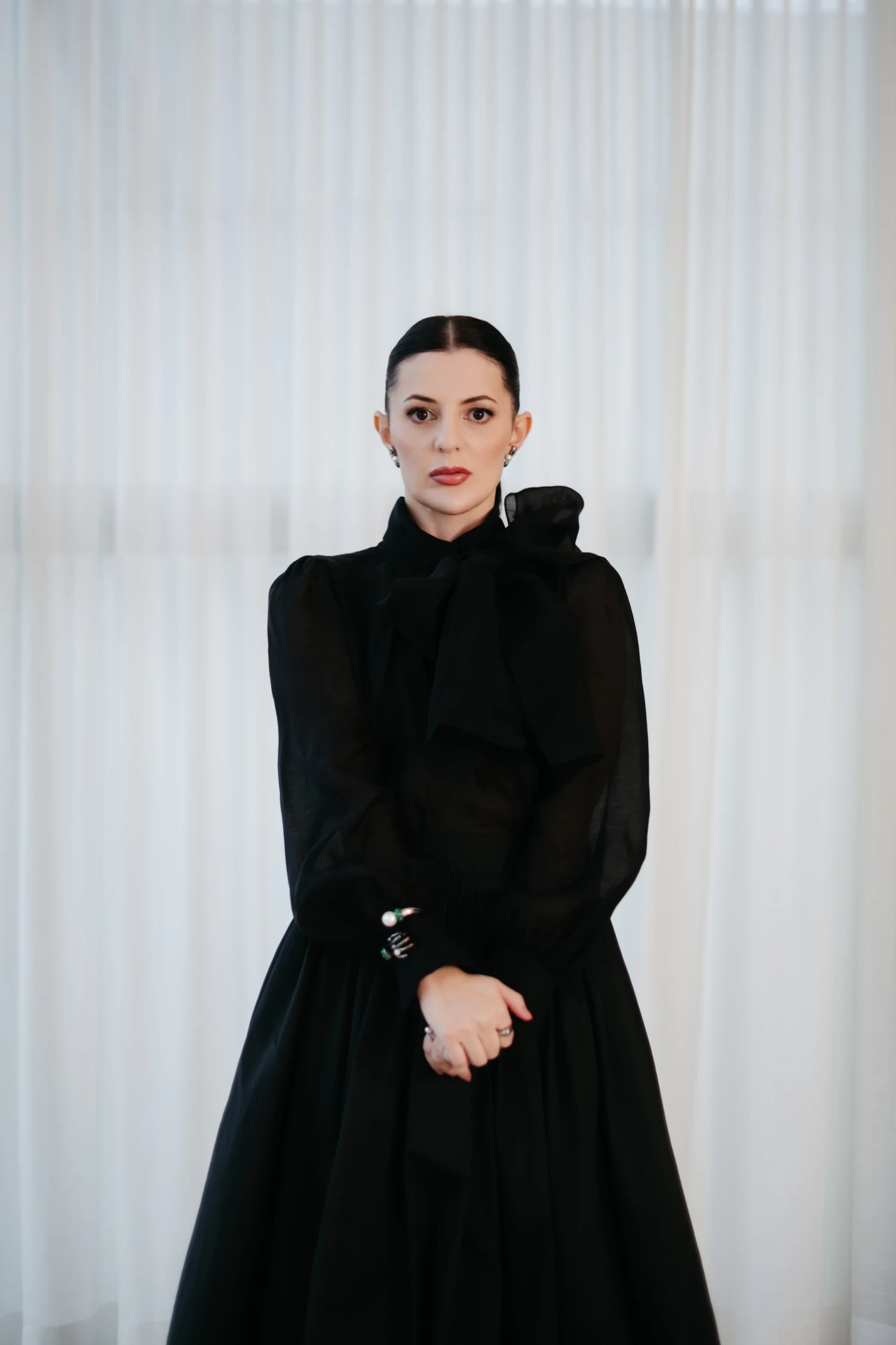 Dra. Lhuana Delmondes em retrato institucional original com traje preto